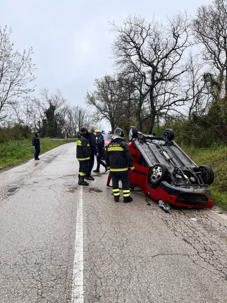 auto-ribaltata-colle-delle-mandorle-29mar2025