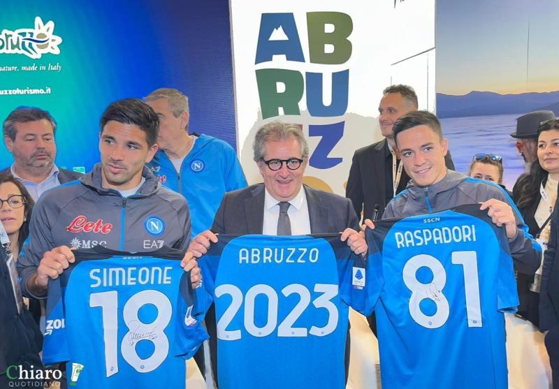 BMT - I giocatori del Napoli allo stand dell'Abruzzo