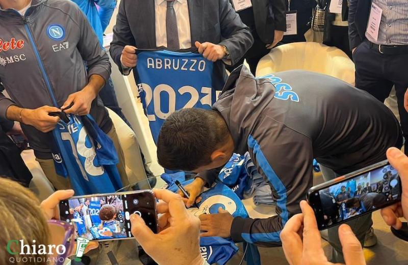 BMT - I giocatori del Napoli allo stand dell'Abruzzo