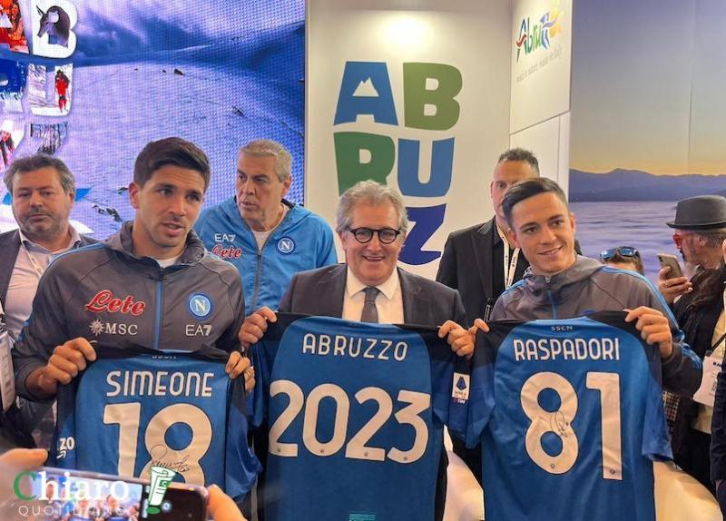 BMT - I giocatori del Napoli allo stand dell'Abruzzo