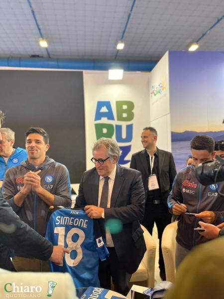 BMT - I giocatori del Napoli allo stand dell'Abruzzo