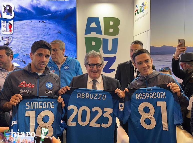 BMT - I giocatori del Napoli allo stand dell'Abruzzo