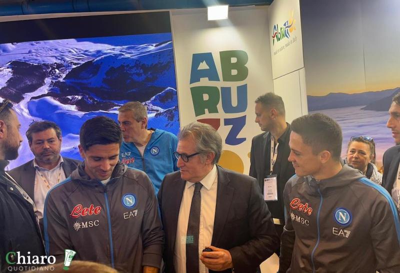 BMT - I giocatori del Napoli allo stand dell'Abruzzo
