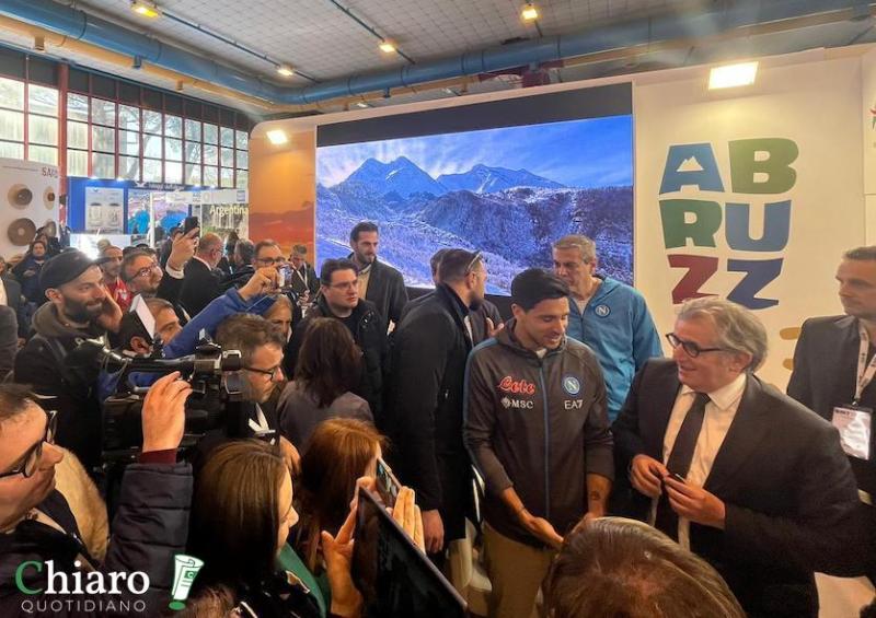 BMT - I giocatori del Napoli allo stand dell'Abruzzo