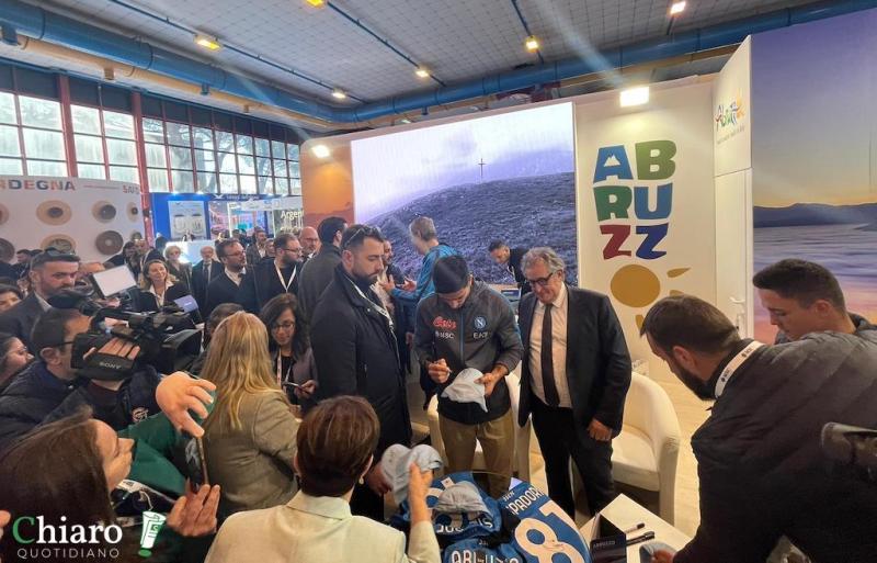 BMT - I giocatori del Napoli allo stand dell'Abruzzo