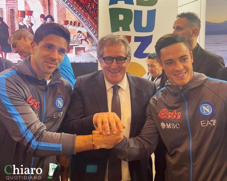BMT - I giocatori del Napoli allo stand dell'Abruzzo
