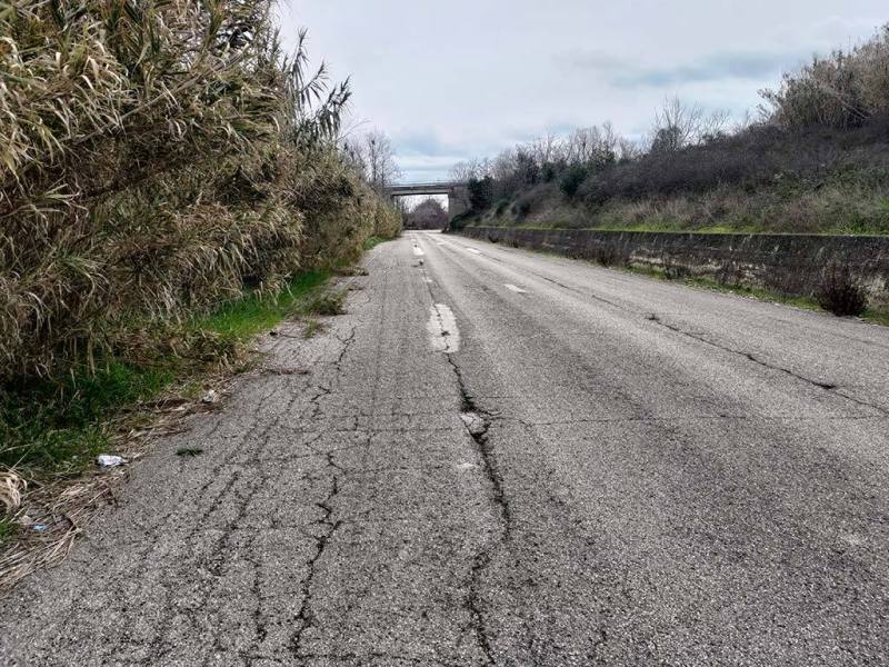 La strada ostaggio dei rifiuti