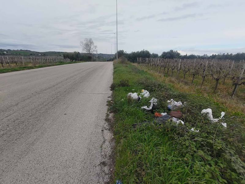 La strada ostaggio dei rifiuti