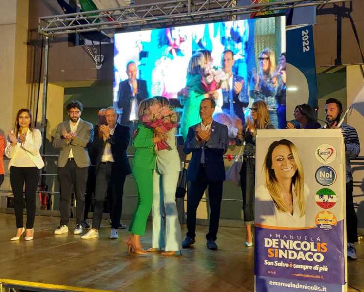 de-nicolis-magnacca-abbraccio-comizio-10giu2022