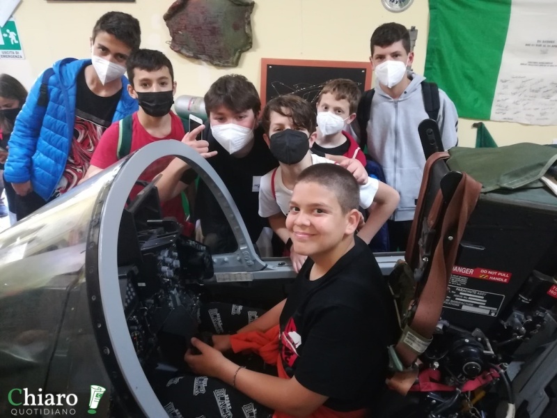 Gli alunni della Paolucci alla base di Amendola