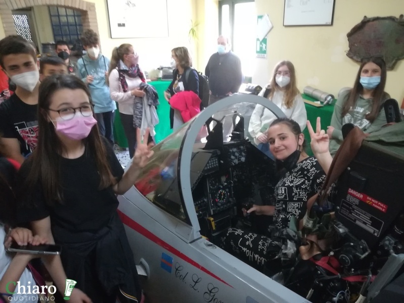 Gli alunni della Paolucci alla base di Amendola