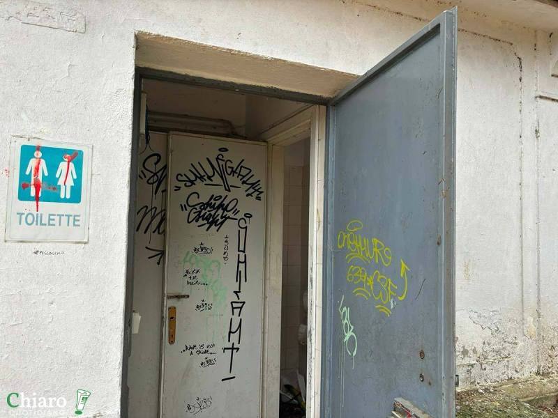 Bagni distrutti alla villa comunale di Vasto