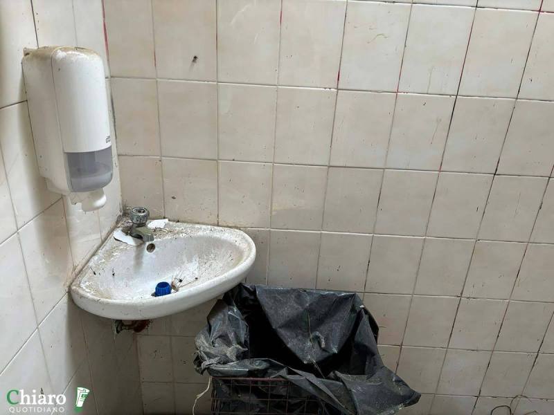 Bagni distrutti alla villa comunale di Vasto
