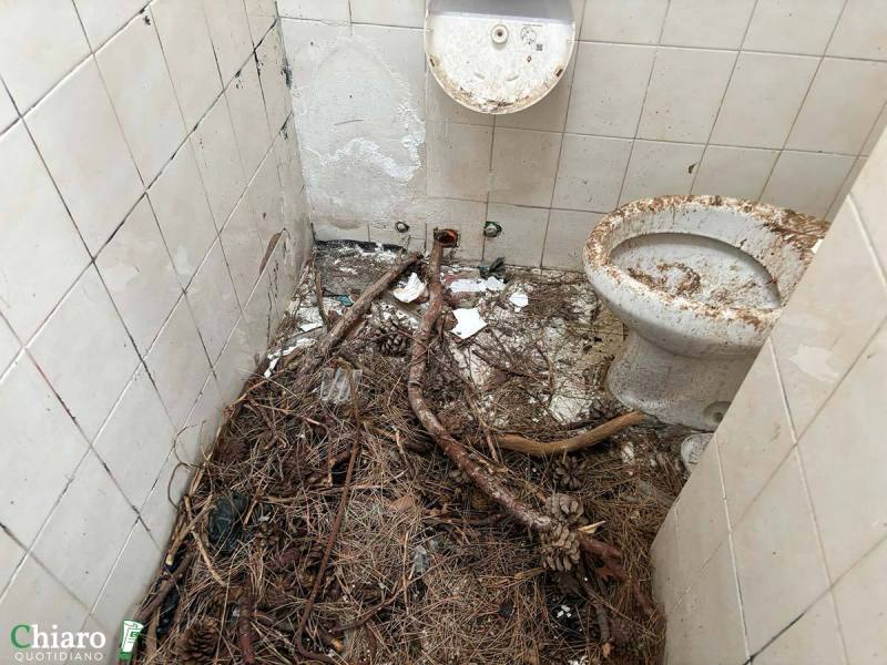 Bagni distrutti alla villa comunale di Vasto