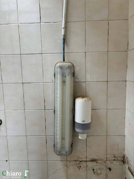 Bagni distrutti alla villa comunale di Vasto