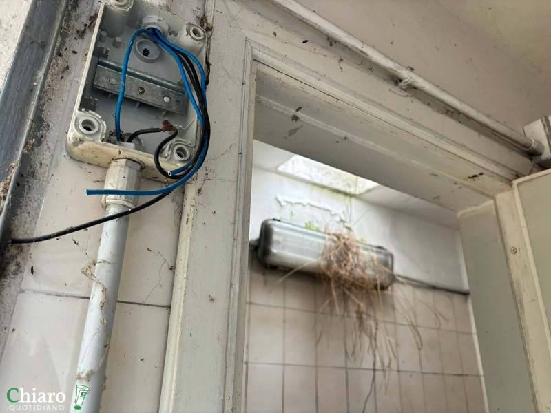 Bagni distrutti alla villa comunale di Vasto