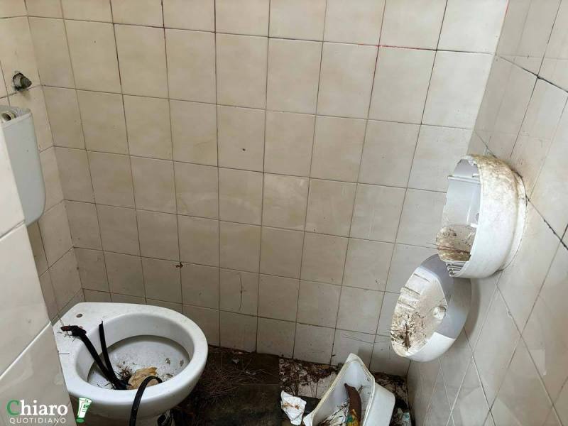 Bagni distrutti alla villa comunale di Vasto