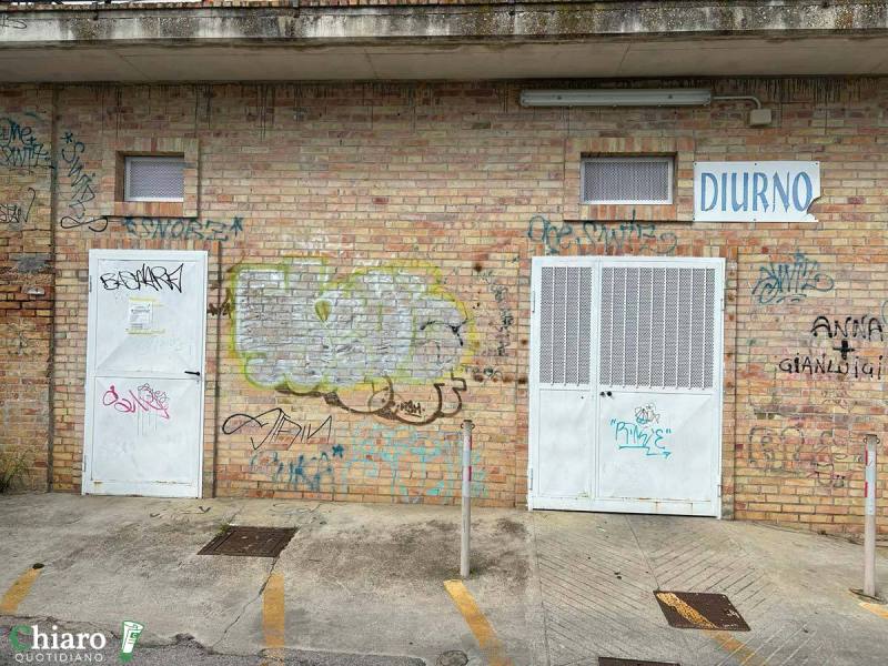 Bagni distrutti alla villa comunale di Vasto