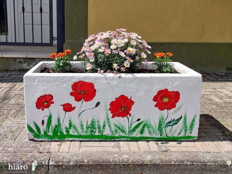 I vasi colorati dai bambini di Lentella