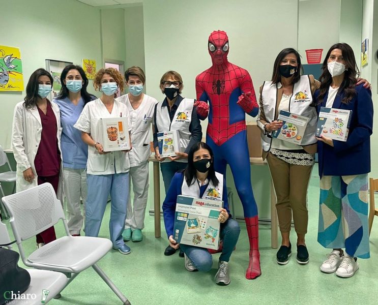 Il dono di Un Buco nel Tetto all'Oncologia pediatrica di Pescara