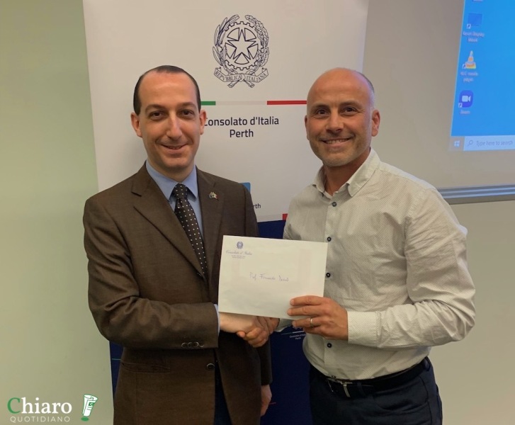 Il premio del Consolato italiano a Perth a Fernando Desiati