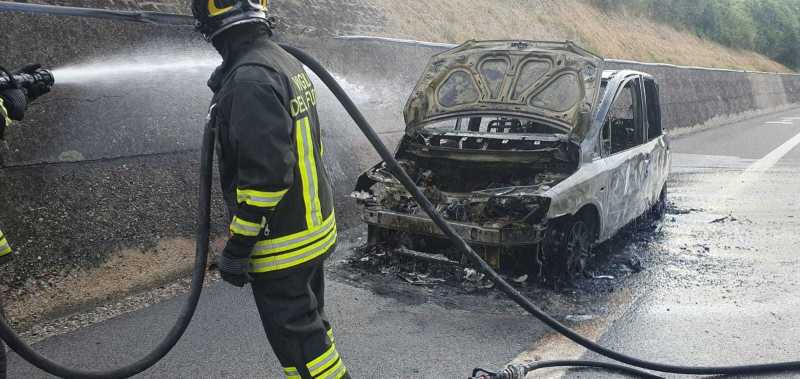 incendio-auto-a14-27giu2025