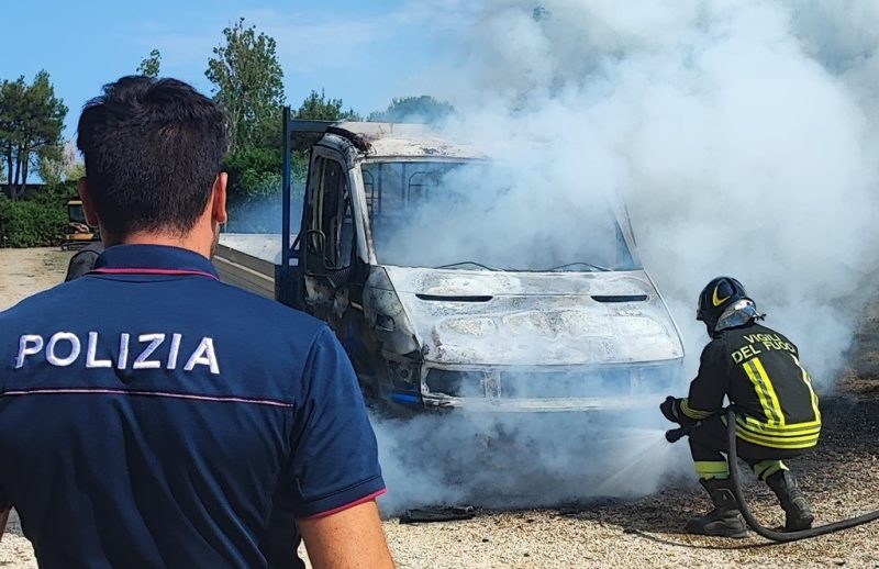 incendio-furgone-punta-aderci