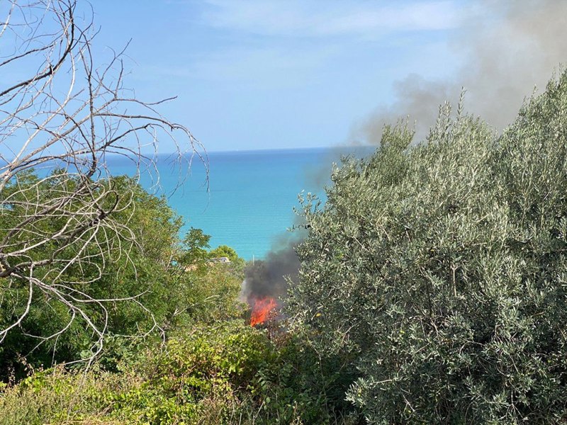 Incendio tra via Istonia e ss16