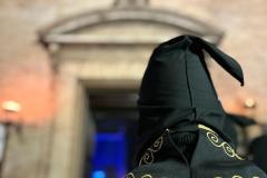 Un confratello davanti la chiesa di Santa Chiara