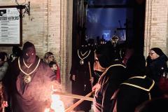 Il braciere accende le fiaccole dei confratelli