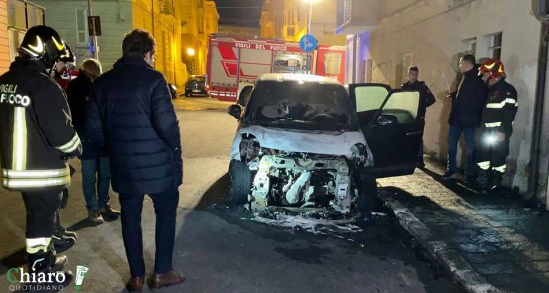 L’auto di Menna in fiamme
