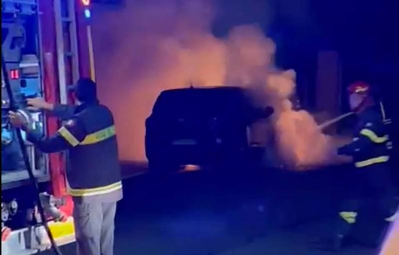 L’auto di Menna in fiamme