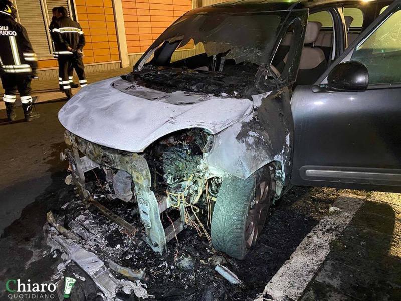 L’auto di Menna in fiamme