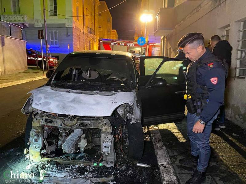 L’auto di Menna in fiamme