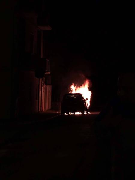 L’auto di Menna in fiamme