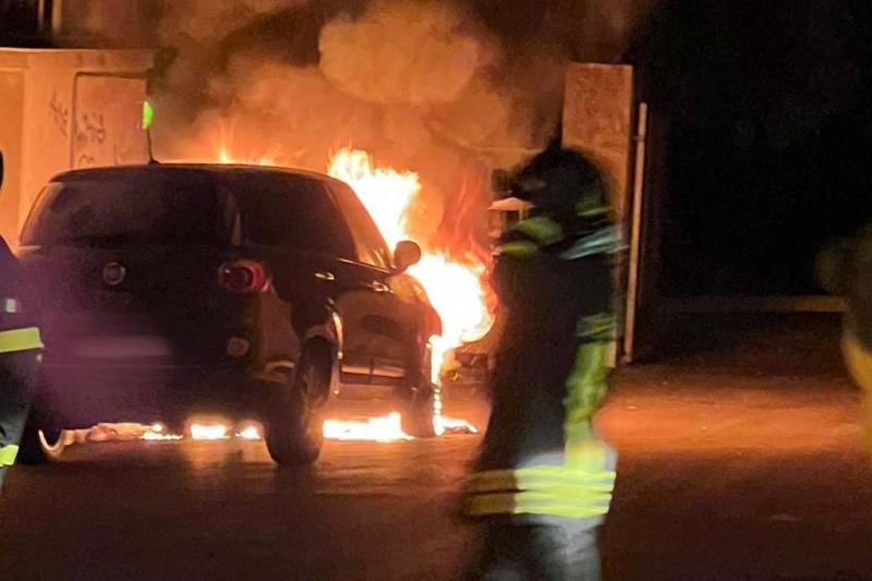 L’auto di Menna in fiamme