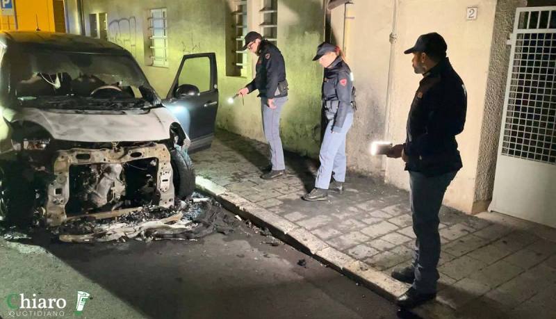 L’auto di Menna in fiamme