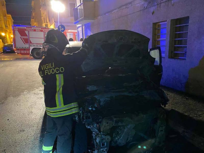 L’auto di Menna in fiamme