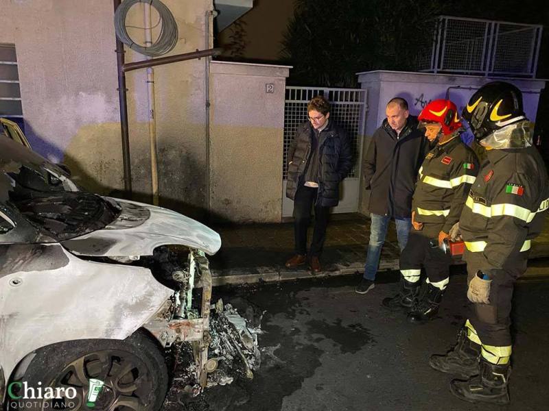 L’auto di Menna in fiamme