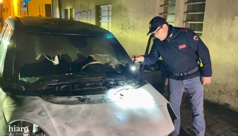 L’auto di Menna in fiamme