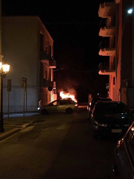 L’auto di Menna in fiamme