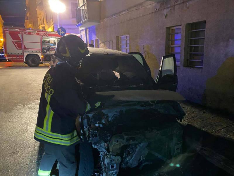 L’auto di Menna in fiamme