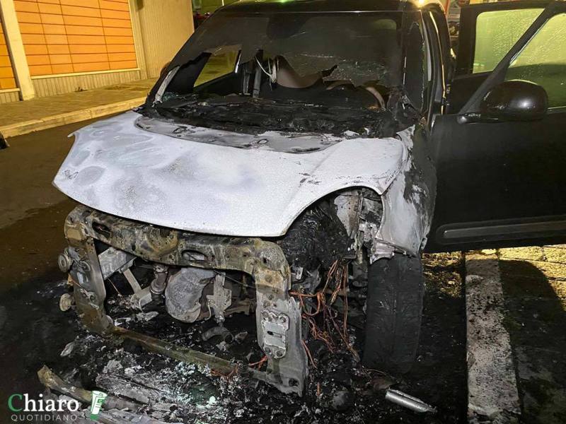 L’auto di Menna in fiamme