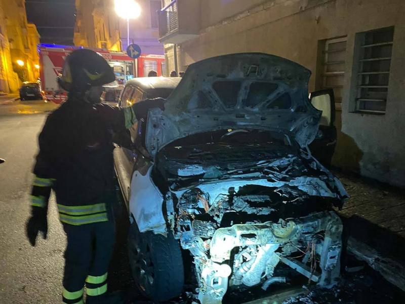 L’auto di Menna in fiamme