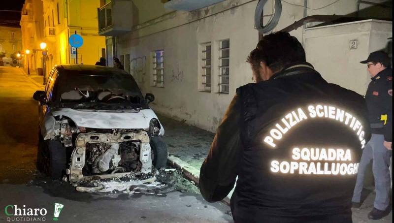 L’auto di Menna in fiamme