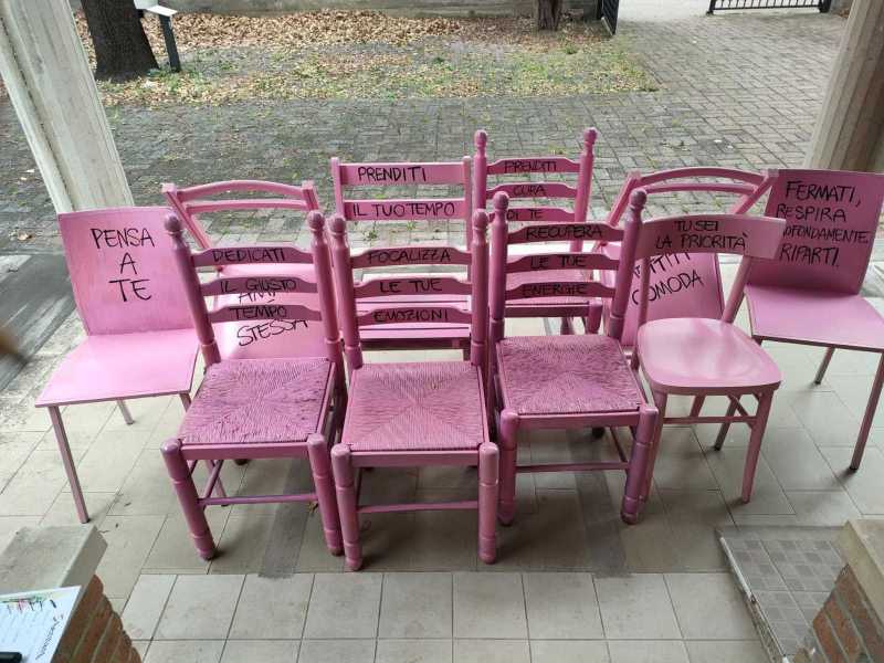 Le sedie rosa di Lory a Colori