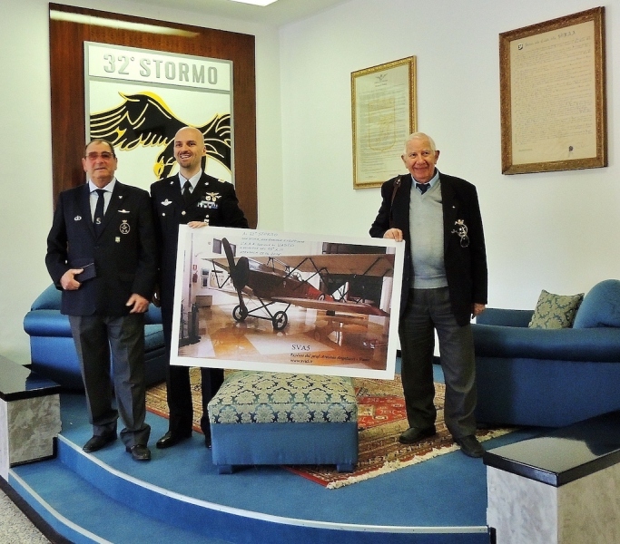 Il prof. Angelucci in visita al 32° Stormo