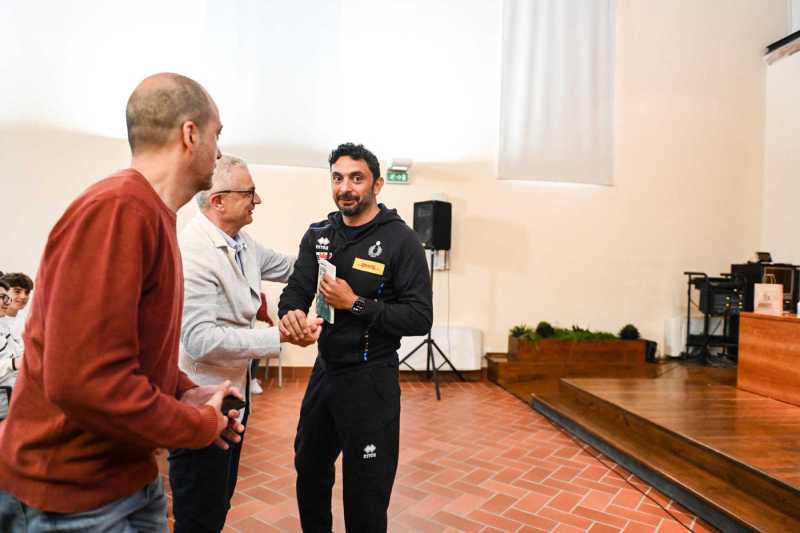 9 maggio 2023 Devide Mazzanti alla presentazione del libro "la regola del libero" di marghertia sassi a lanciano con i ragazzi del liceo scientifico indirizzo sportivo di lanciano