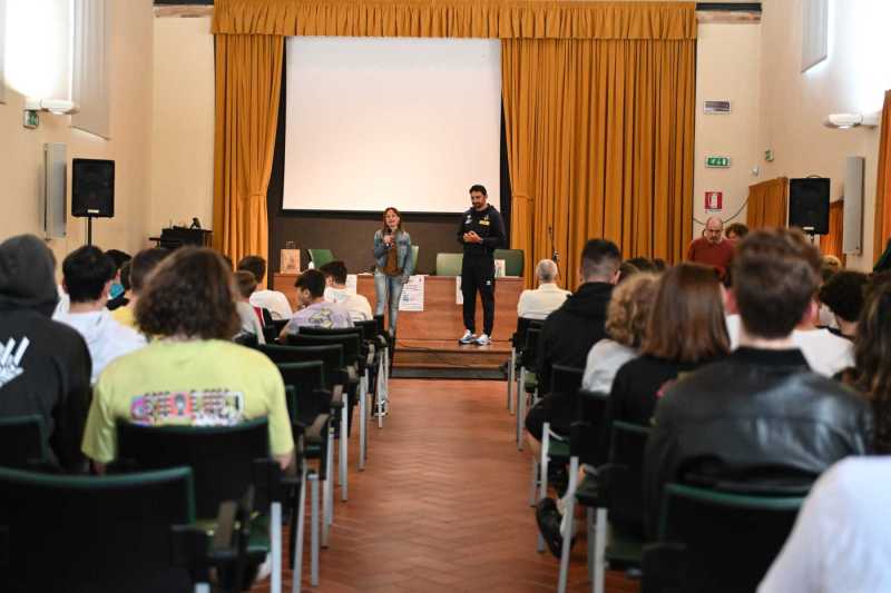 9 maggio 2023 Devide Mazzanti alla presentazione del libro "la regola del libero" di marghertia sassi a lanciano con i ragazzi del liceo scientifico indirizzo sportivo di lanciano