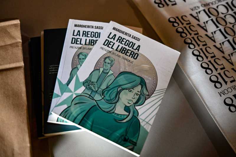9 maggio 2023 Devide Mazzanti alla presentazione del libro "la regola del libero" di marghertia sassi a lanciano con i ragazzi del liceo scientifico indirizzo sportivo di lanciano